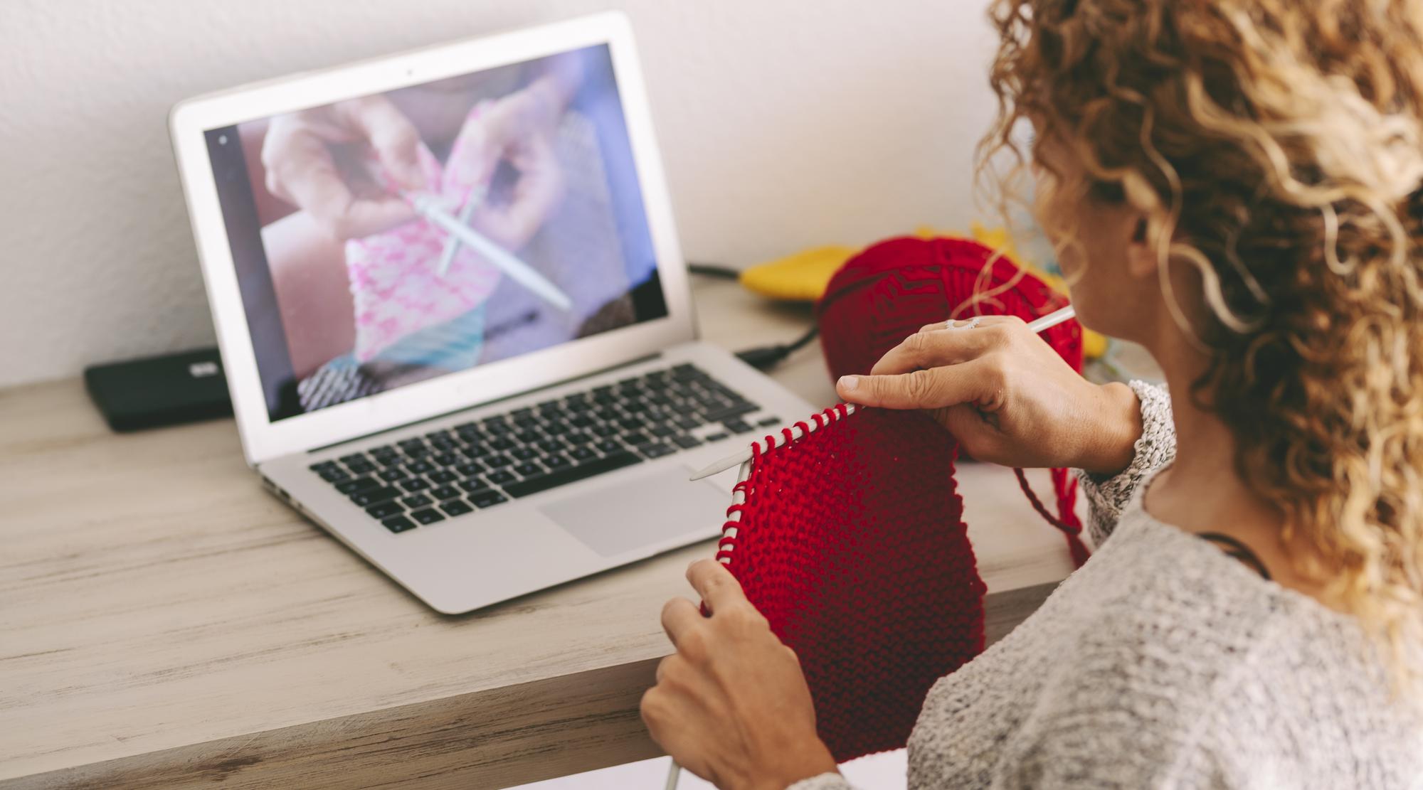 Tutor che corregge un dettaglio di ricamo via videochiamata